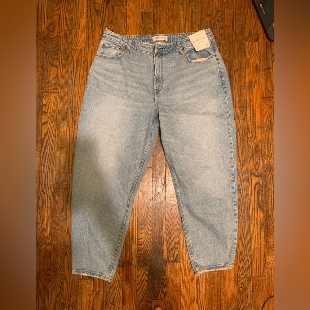 The 80’s mom high rise curve fit Abercrombie jeans. New with tag